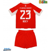 Bayern Munich Sacha Boey #23 Hjemmedraktsett Barn 2025-26 Kortermet (+ Korte bukser)